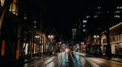 Rua vazia em cidade na Itália